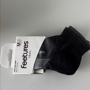 Feetures Trail Max Cushion Quarter Socks in Charcoal Medium